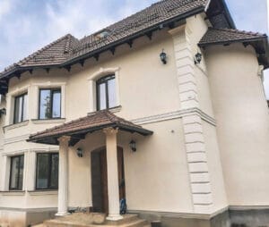 Fațadă casă decorativă cu ancadramente Konturo
