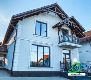 Fațadă casă decorativă cu ancadramente Konturo